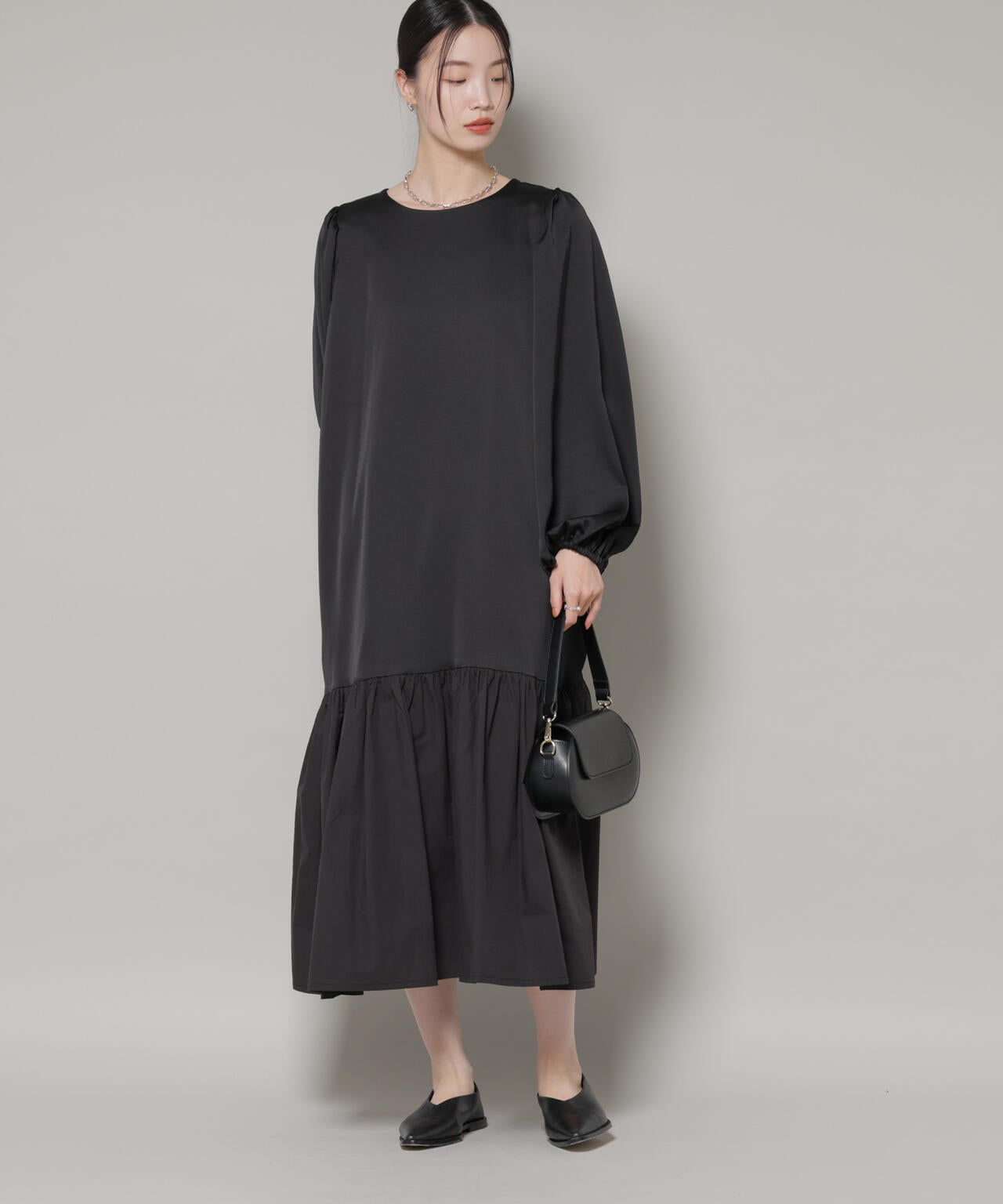 異素材切り替えギャザーサテンワンピース