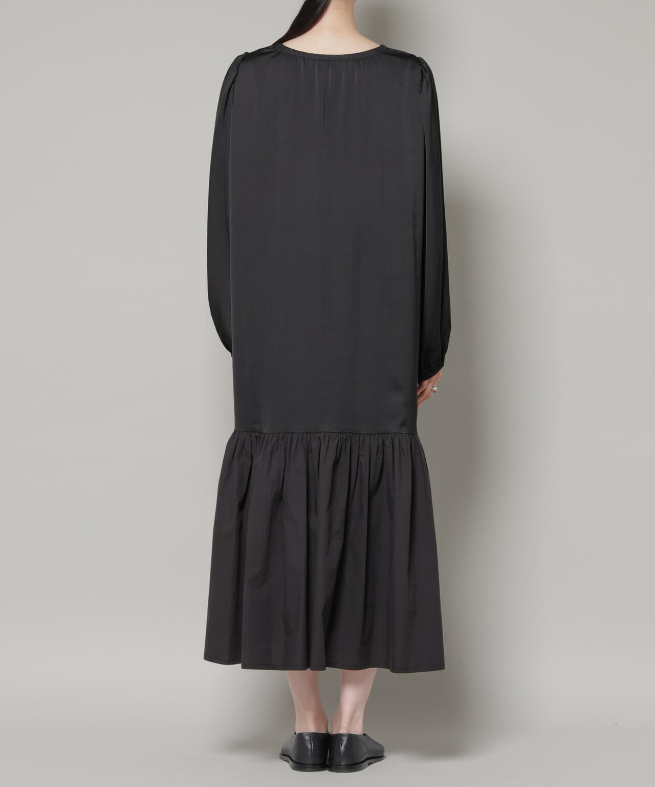 異素材切り替えギャザーサテンワンピース