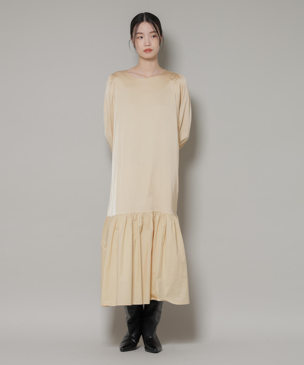 異素材切り替えギャザーサテンワンピース