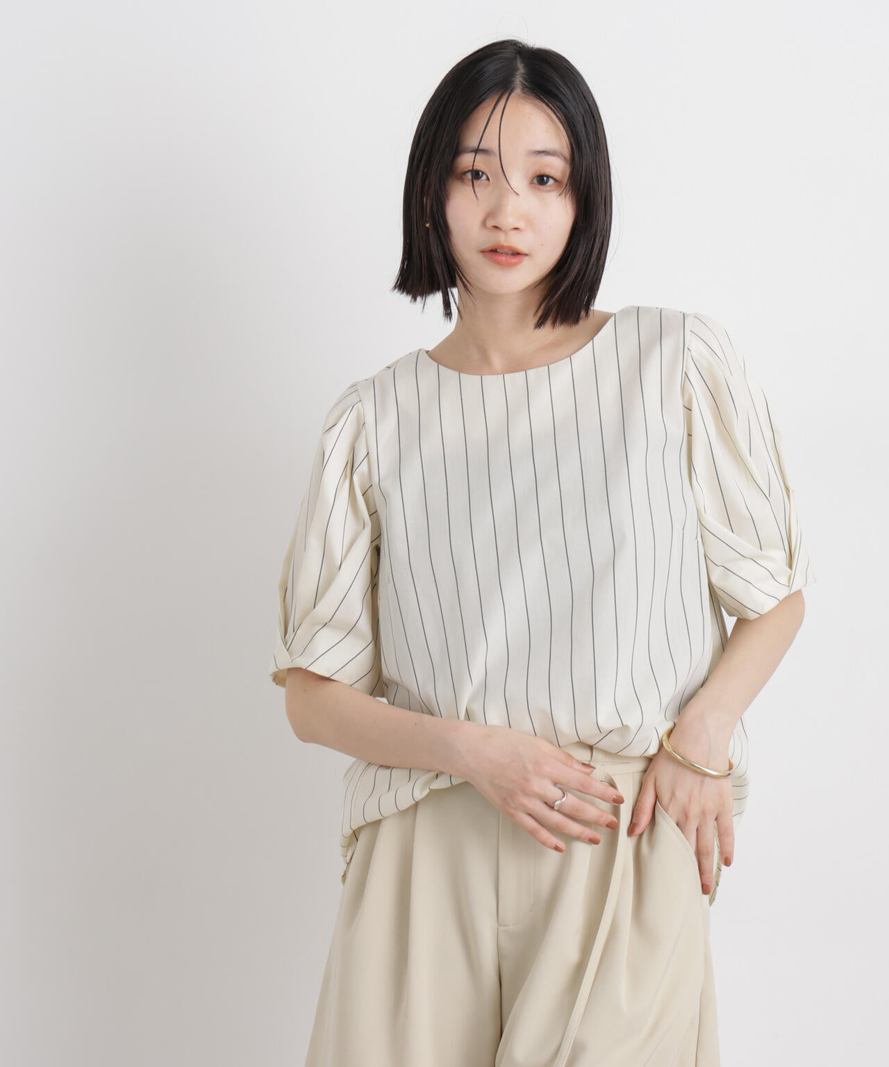 変形スリーブプルオーバーブラウス