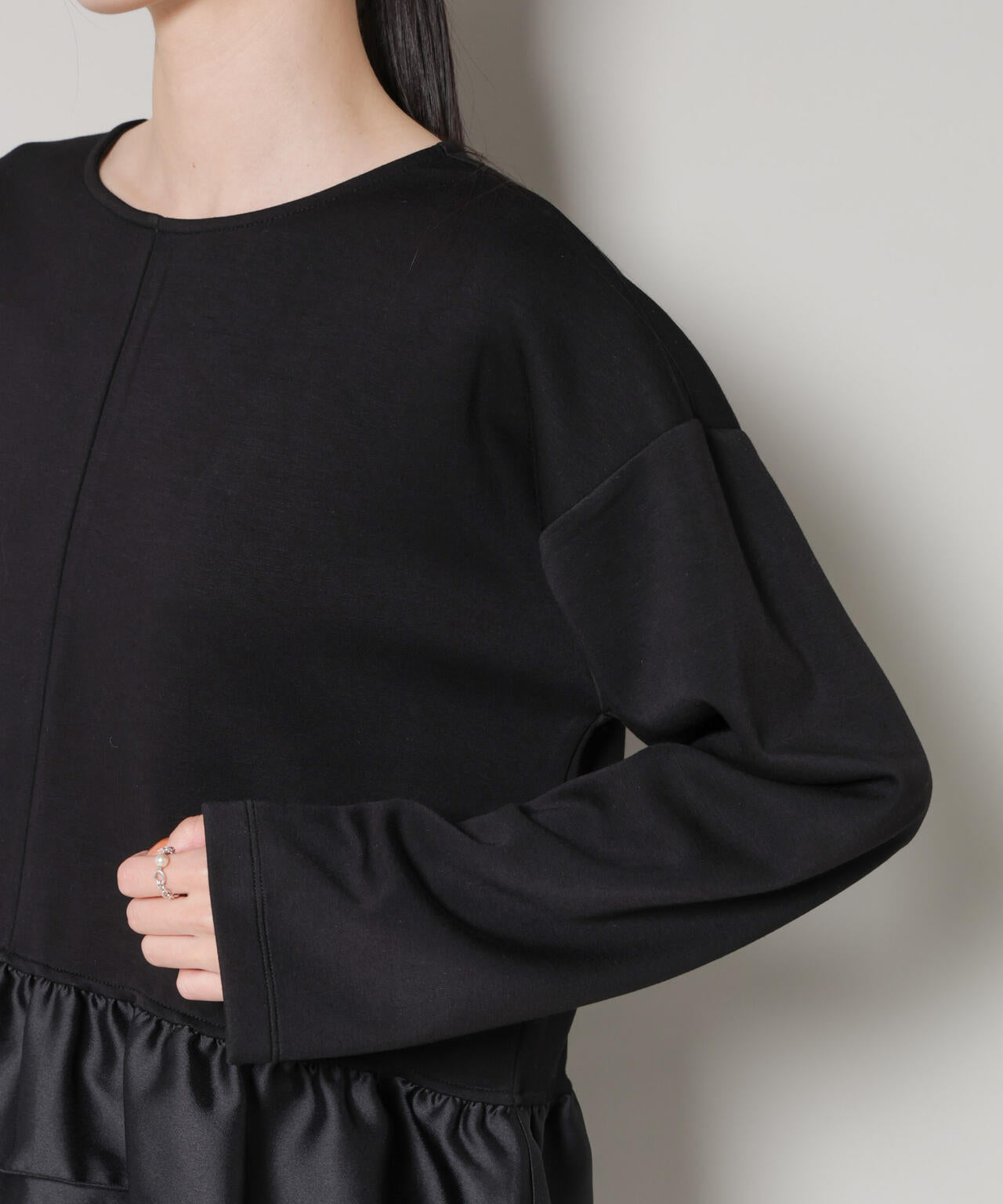 ダンボールカットサテンペプラムトップス