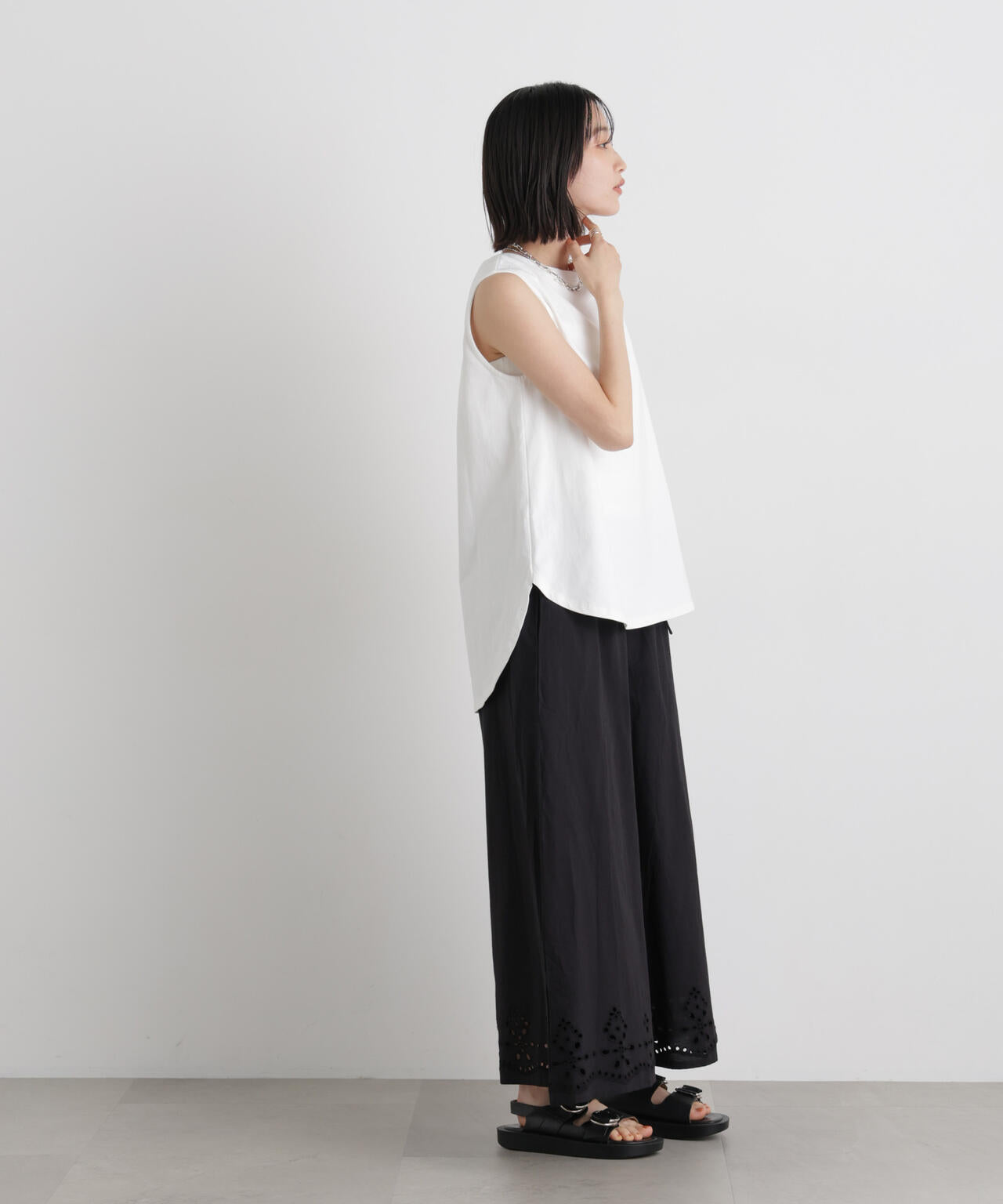 バックタックラウンドヘムノースリーブカットトップス