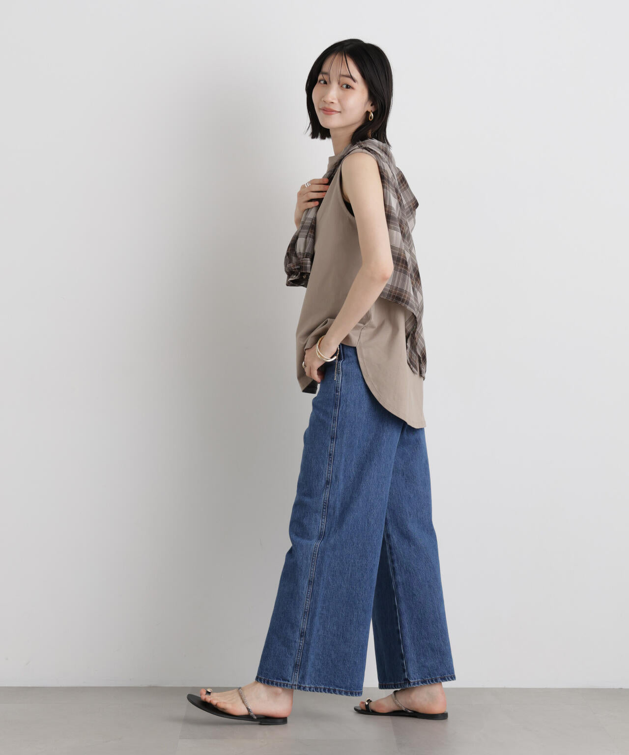 バックタックラウンドヘムノースリーブカットトップス