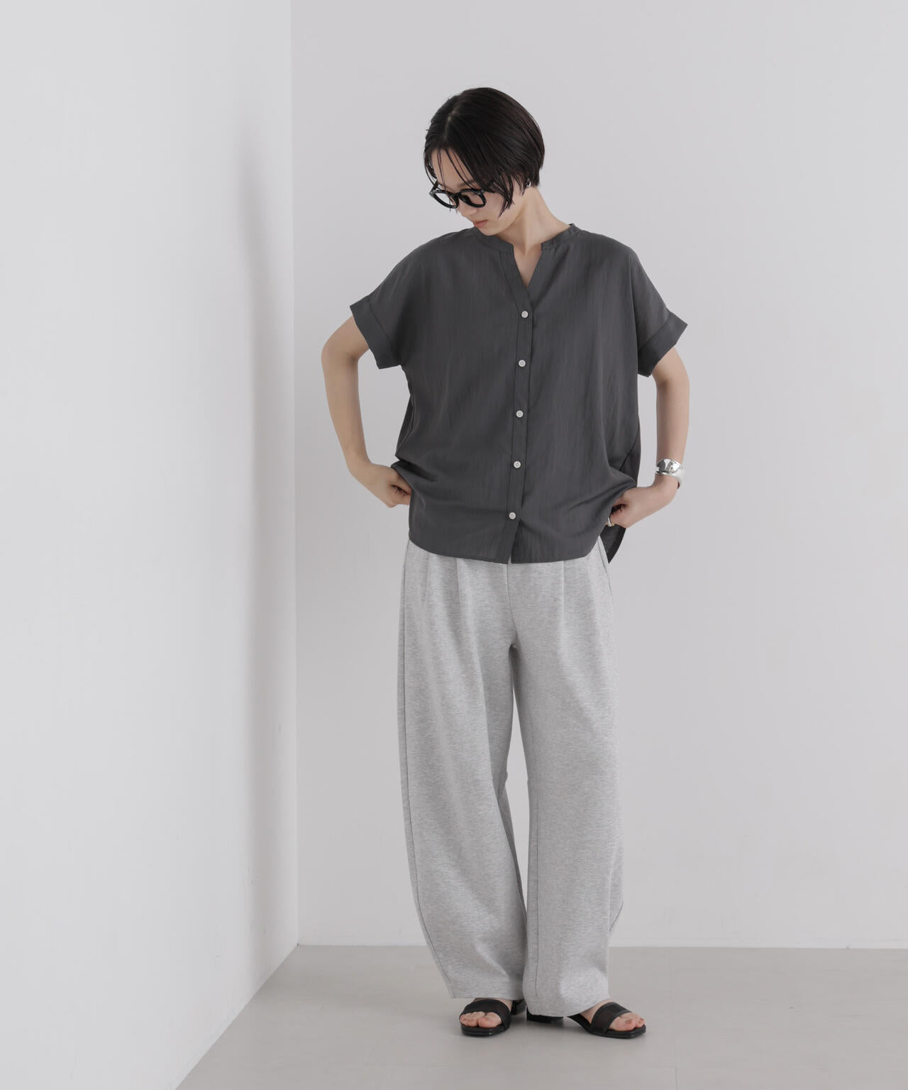 バックカットソー切り替えスキッパーブラウス