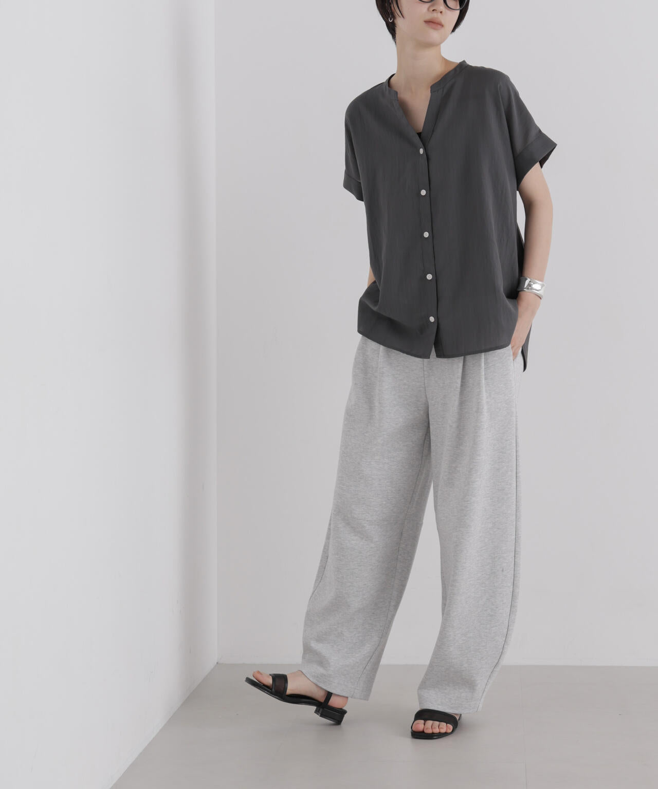 バックカットソー切り替えスキッパーブラウス
