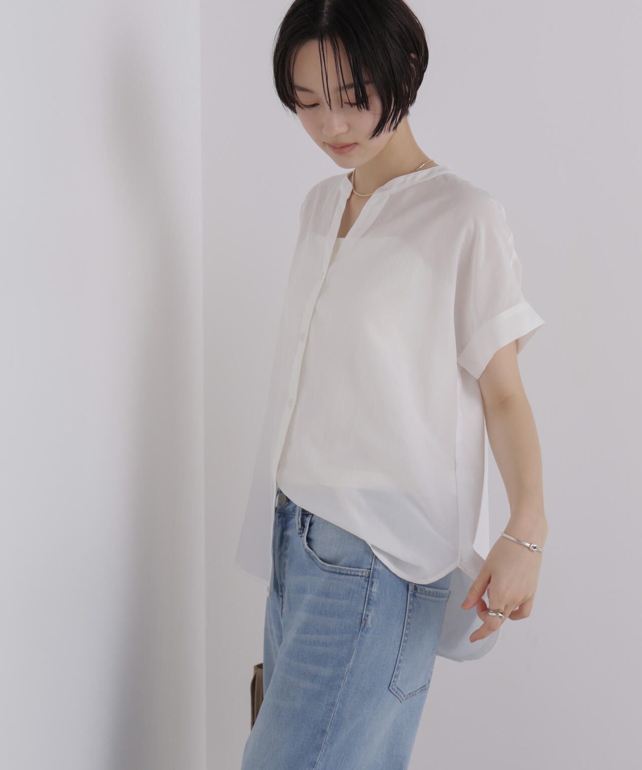 バックカットソー切り替えスキッパーブラウス