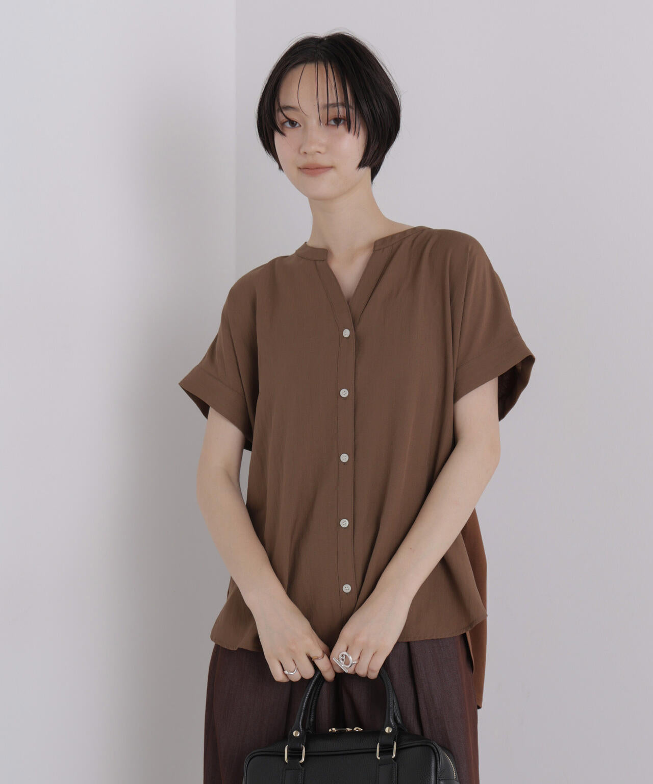 バックカットソー切り替えスキッパーブラウス