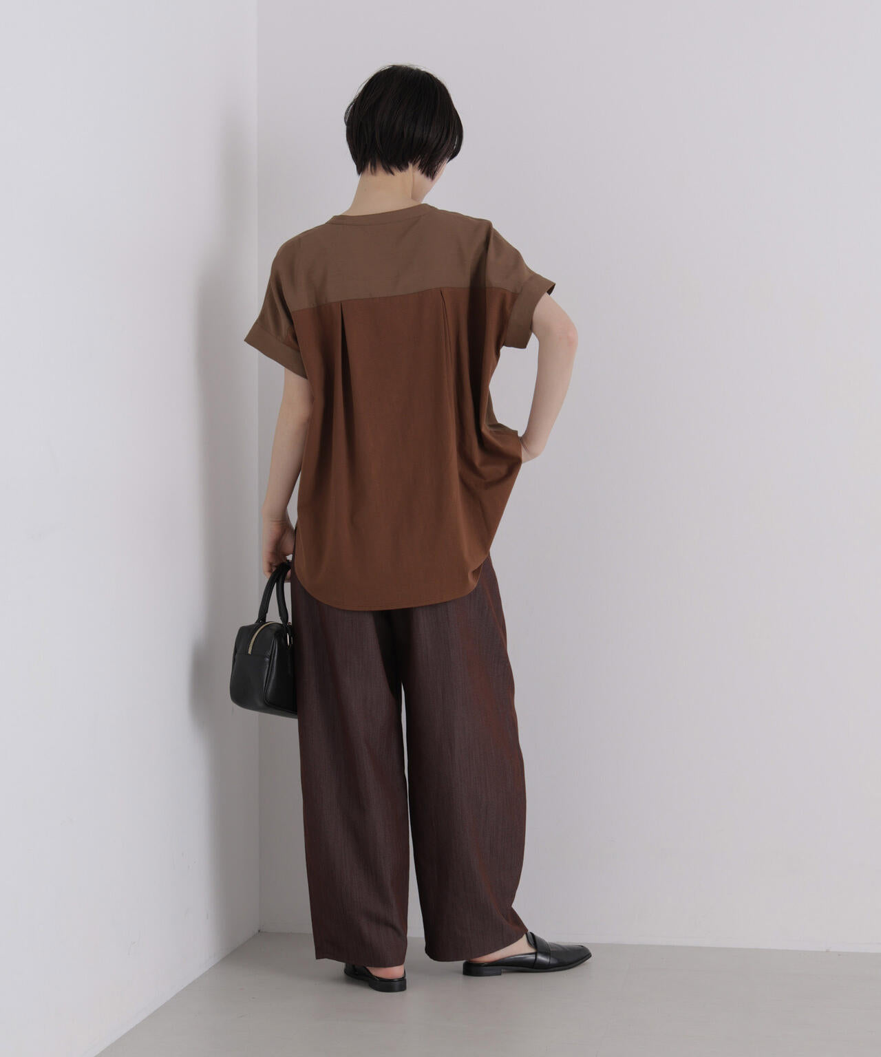 バックカットソー切り替えスキッパーブラウス