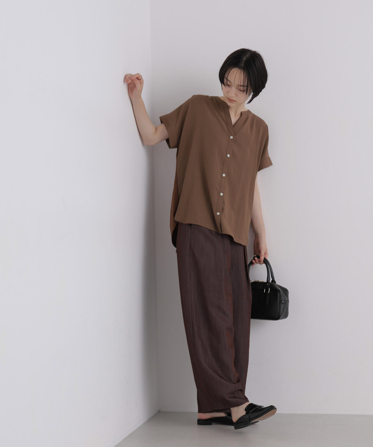 バックカットソー切り替えスキッパーブラウス