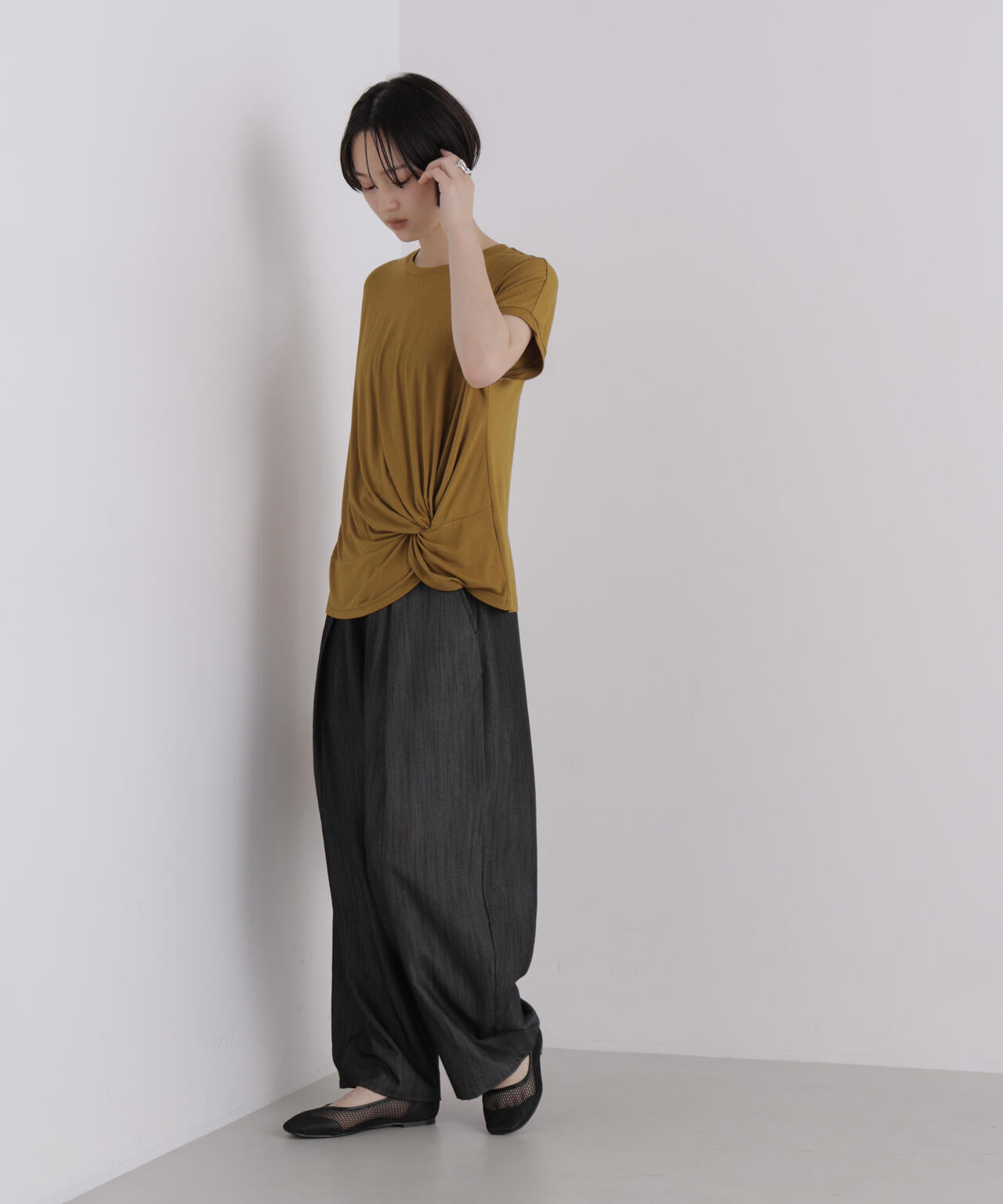 フロントツイストデザインノースリーブカットトップス