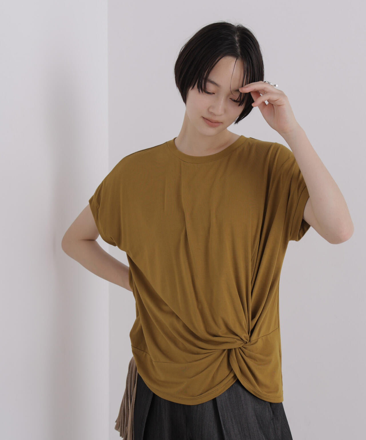 フロントツイストデザインノースリーブカットトップス