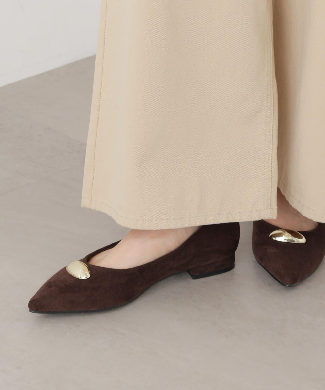 ゴールドモチーフポインテッドフラットパンプス
