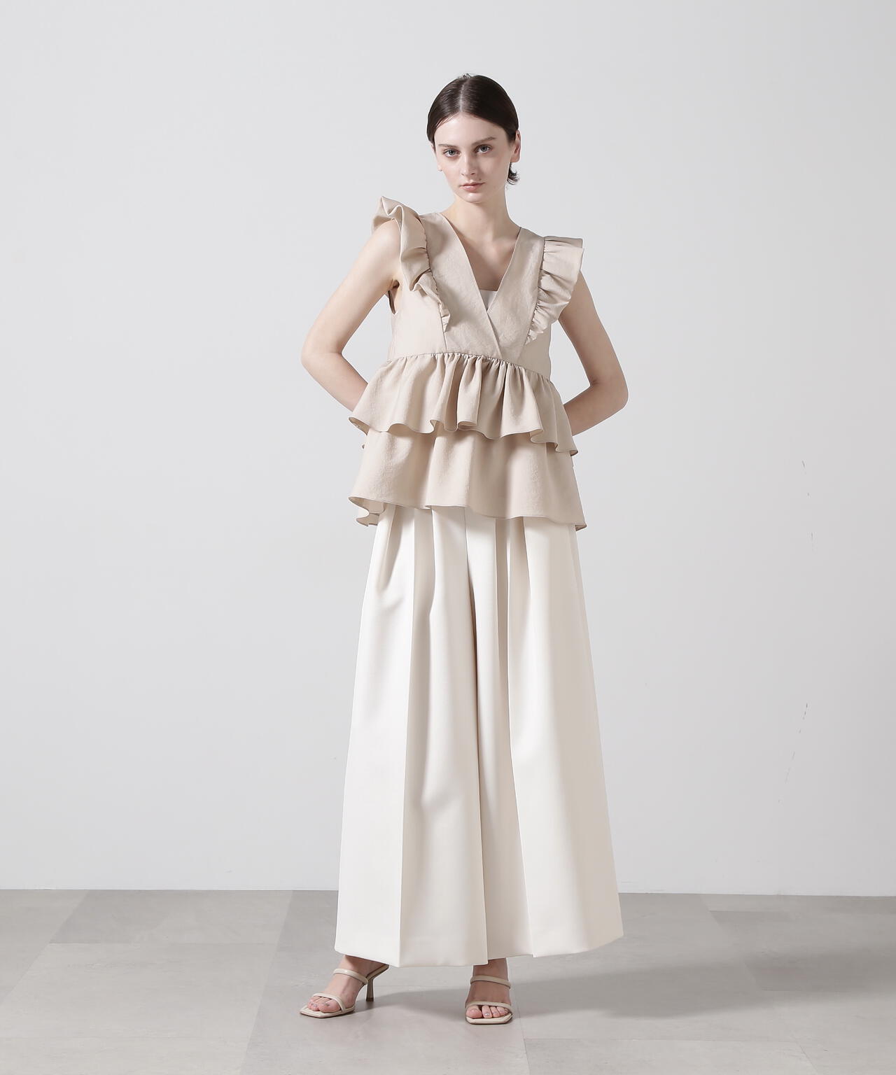 フリルブラウス