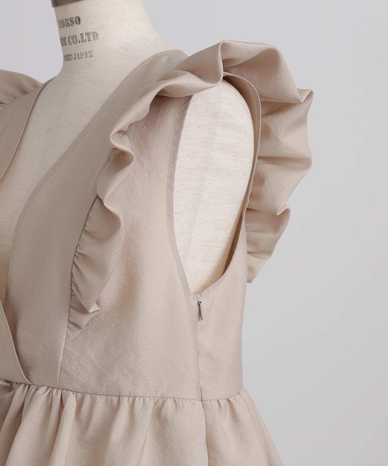 フリルブラウス