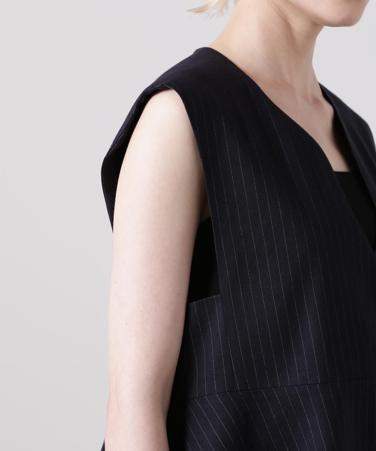 麻ストレッチカーヴィーネックジレ