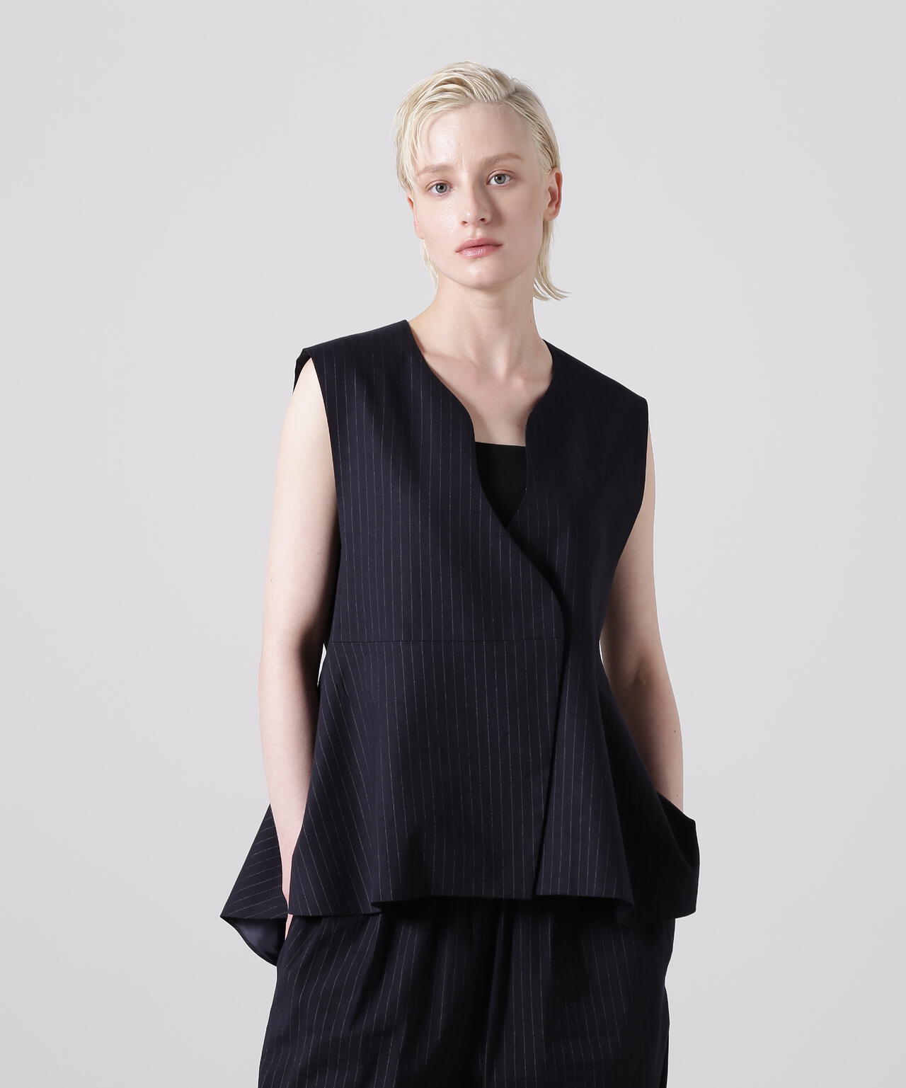 麻ストレッチカーヴィーネックジレ