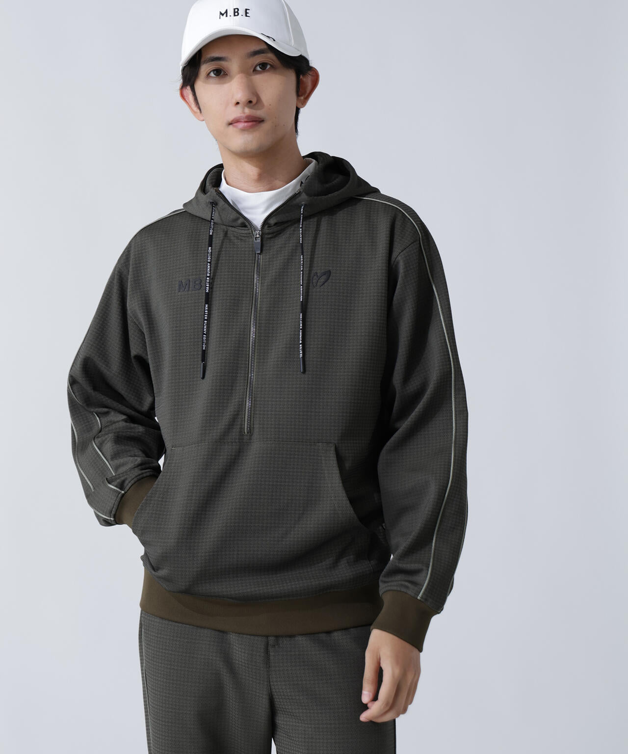 幾何学柄ジャガードフーディプルオーバー