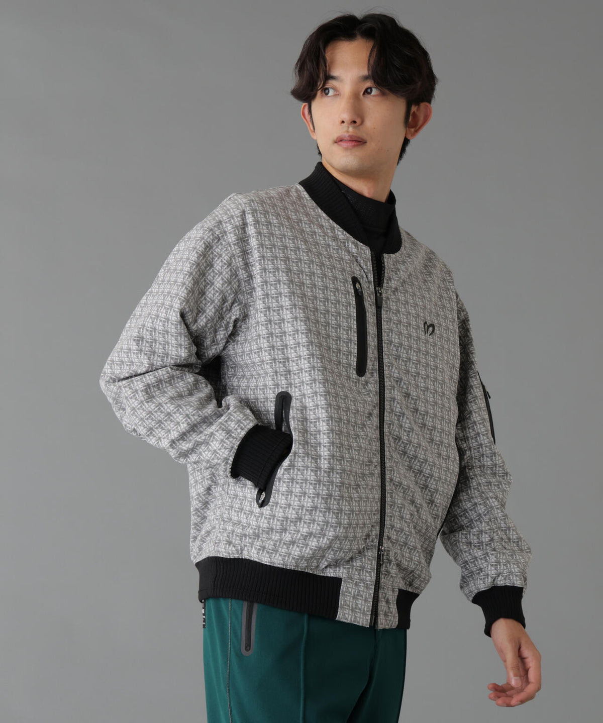 H:182cm/C:93/W:77/H:91 着用サイズ:5