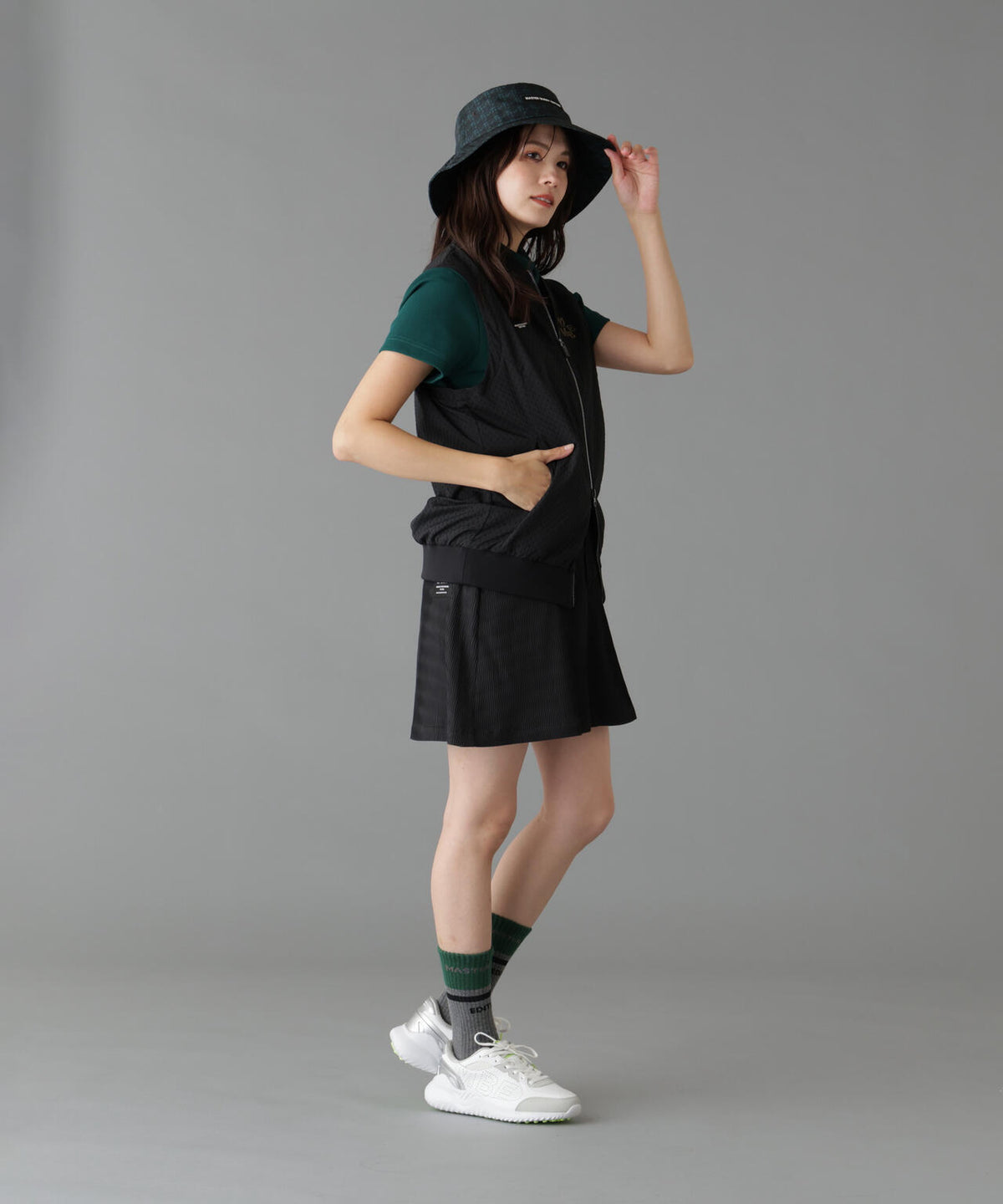 Height : 160 Bust : 80 Waist : 58 Hips : 83 着用サイズ:1
