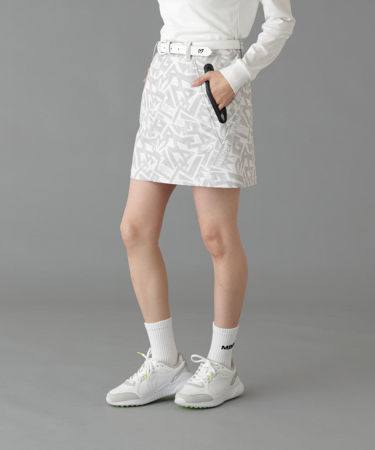 Height : 160 Bust : 80 Waist : 58 Hips : 83 着用サイズ:1