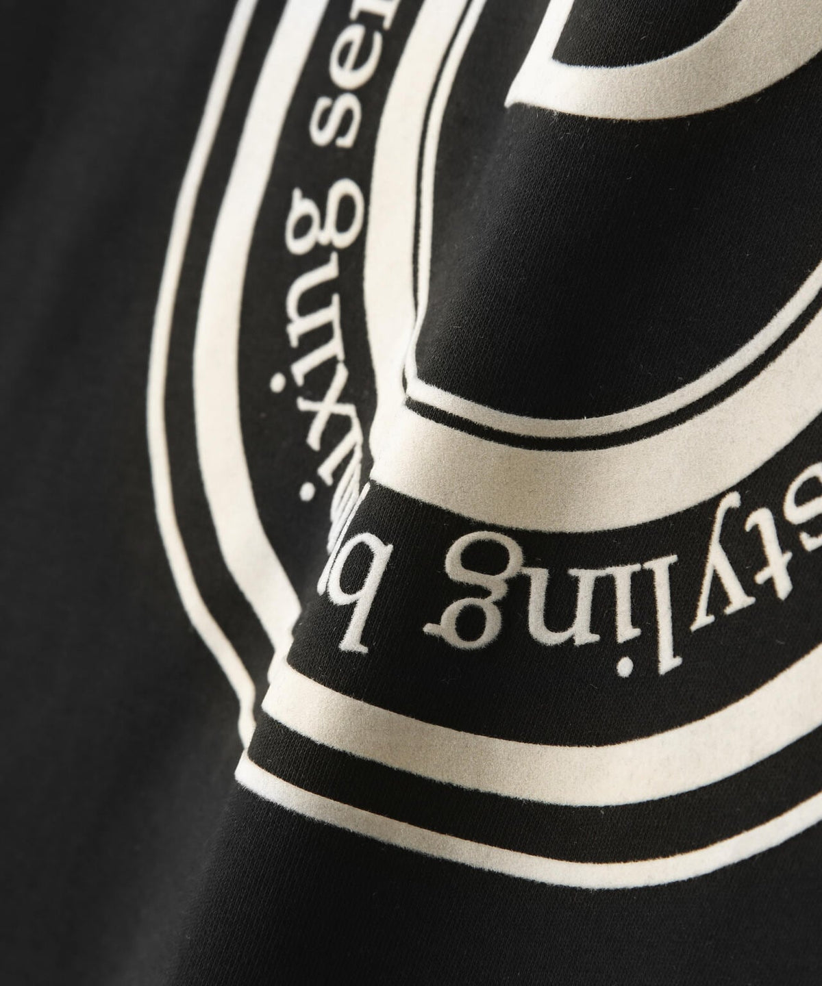 B omnivore/ビーオムニボー LOGO S/S Tee