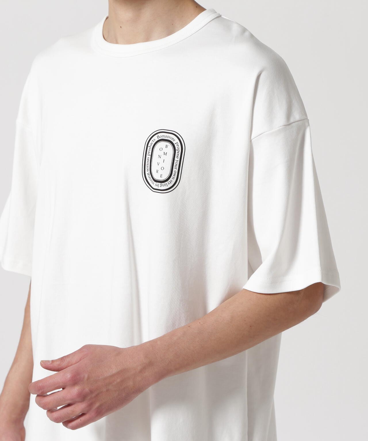 B omnivore/ビーオムニボー LOGO S/S Tee