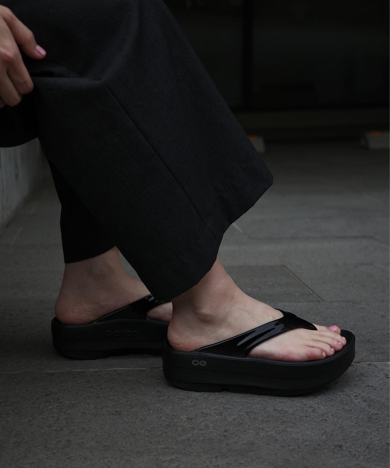 OOFOS/ウーフォス OOmega ウーメガ リカバリーサンダル 厚底