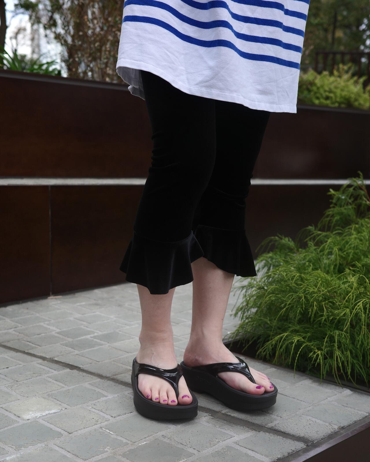 OOFOS/ウーフォス OOmega ウーメガ リカバリーサンダル 厚底