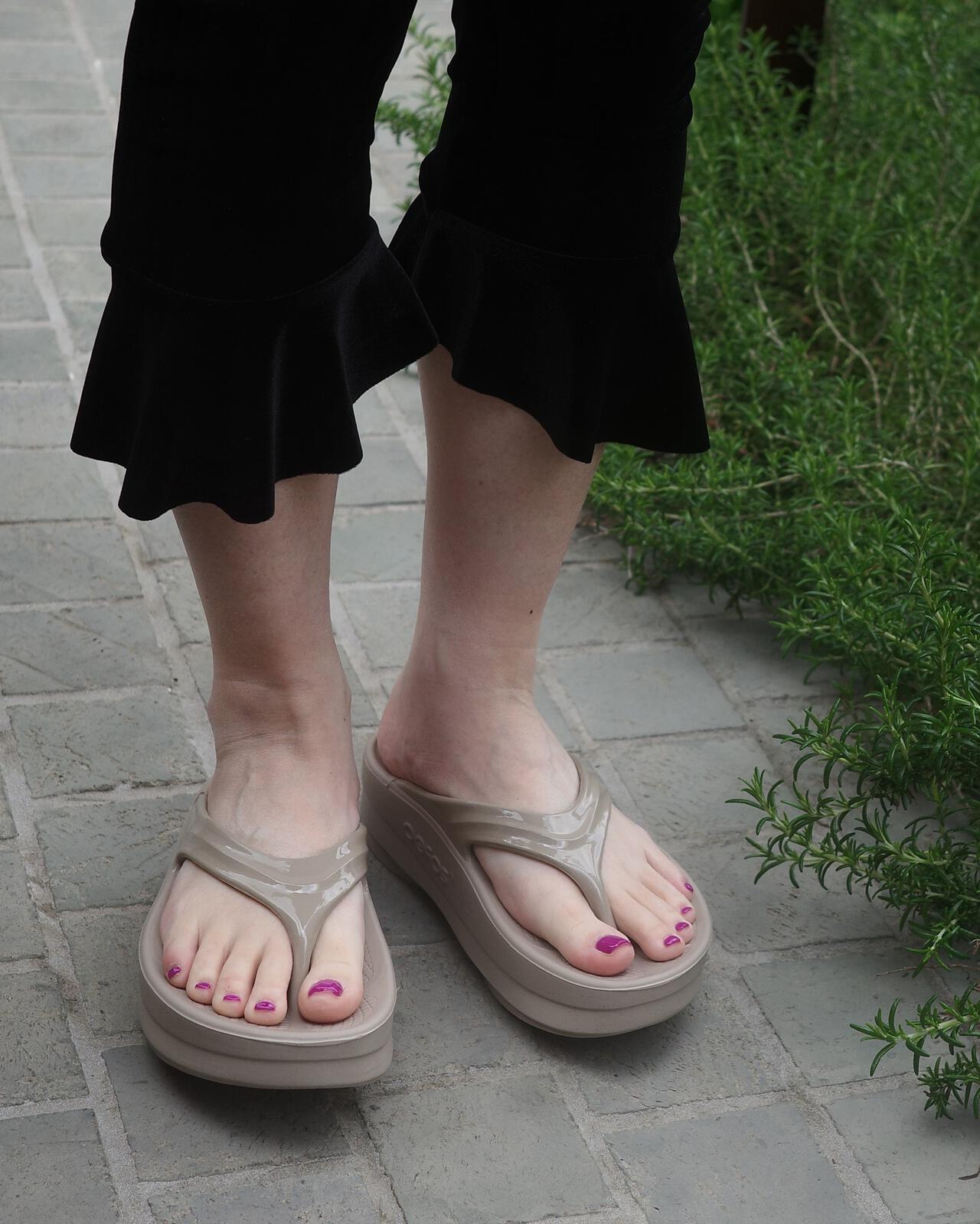 OOFOS/ウーフォス OOmega ウーメガ リカバリーサンダル 厚底