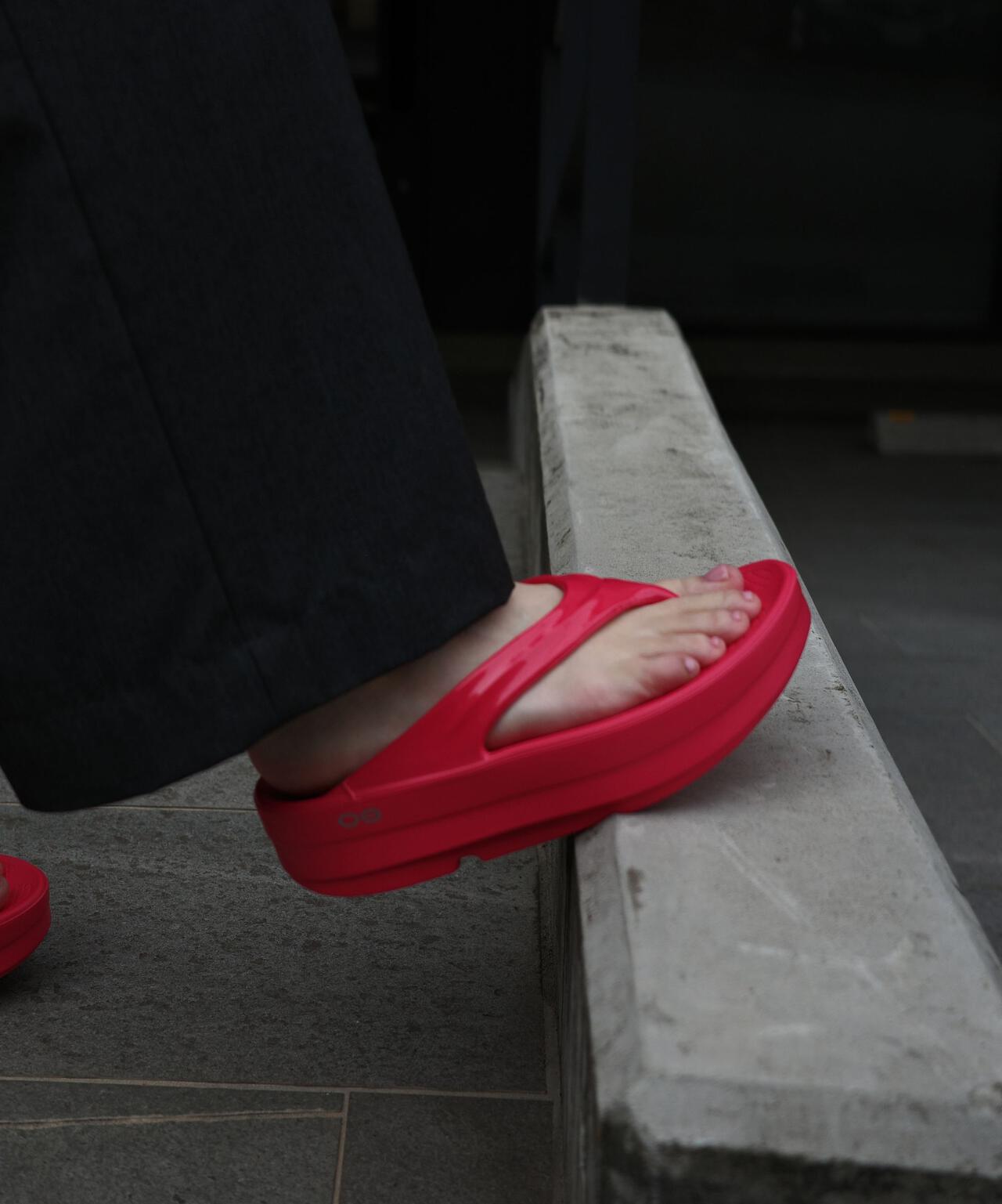 OOFOS/ウーフォス OOmega ウーメガ リカバリーサンダル 厚底