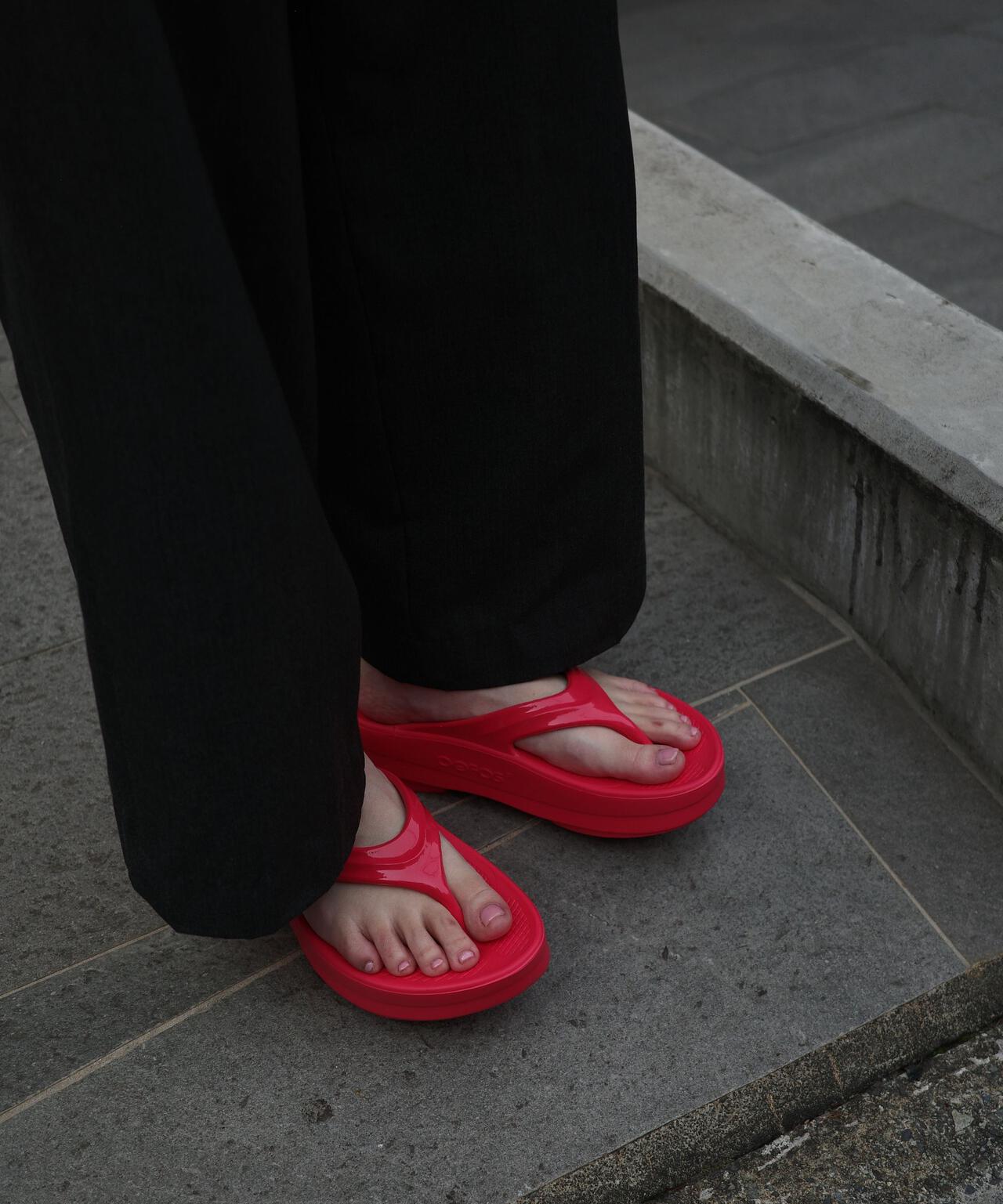 OOFOS/ウーフォス OOmega ウーメガ リカバリーサンダル 厚底