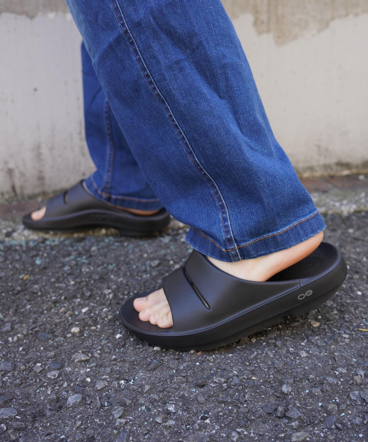 OOFOS/ウーフォス OOahh リカバリーサンダル