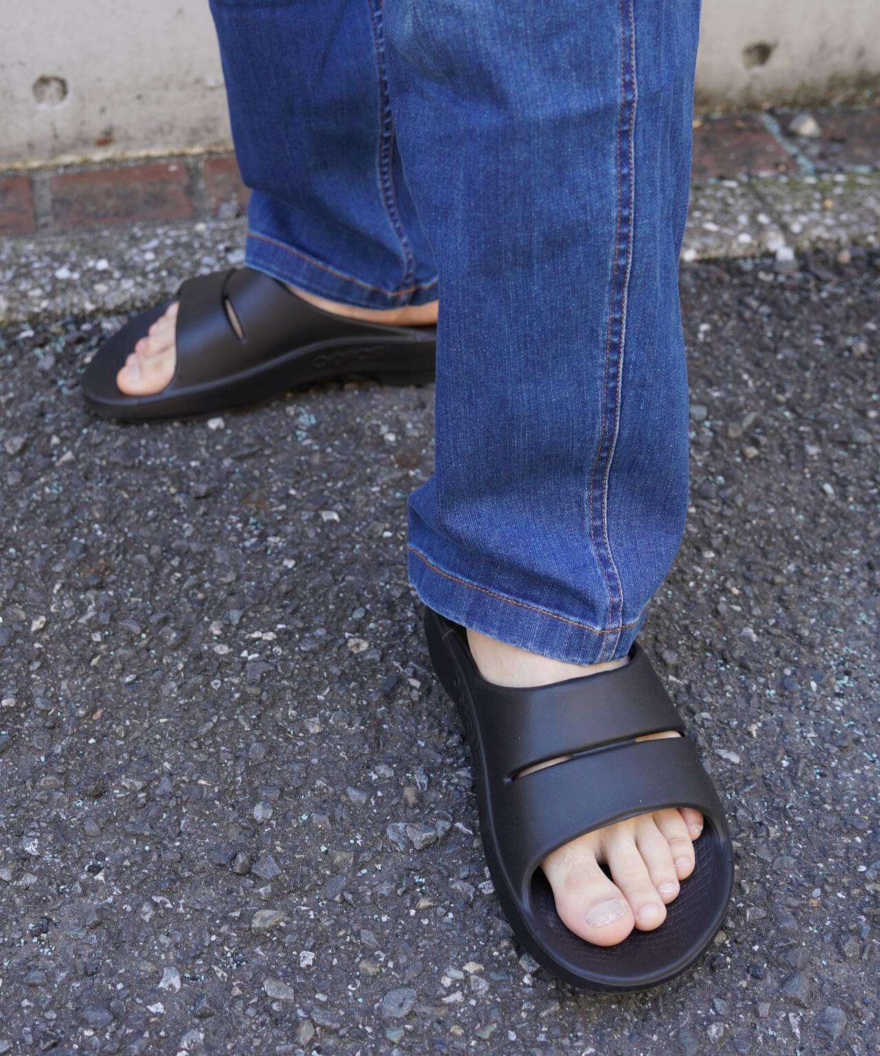 OOFOS/ウーフォス OOahh リカバリーサンダル