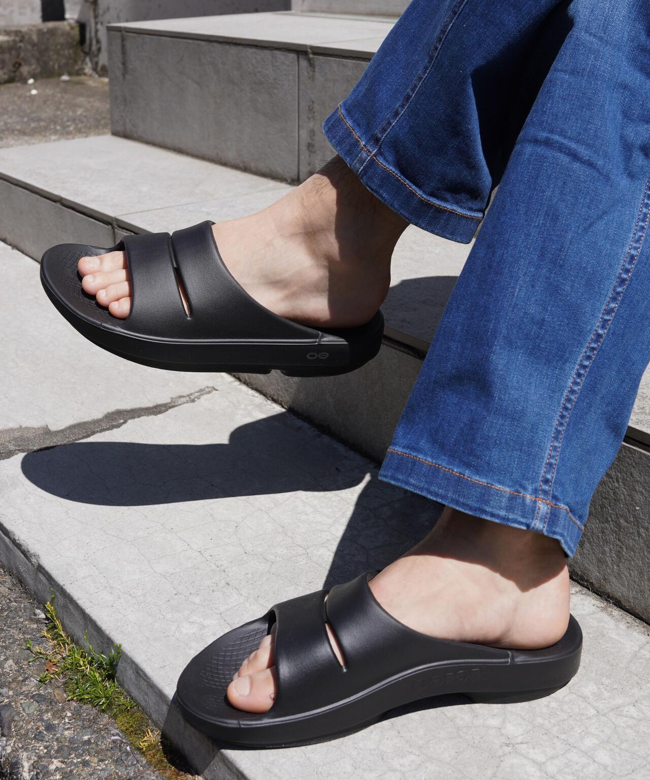 OOFOS/ウーフォス OOahh リカバリーサンダル