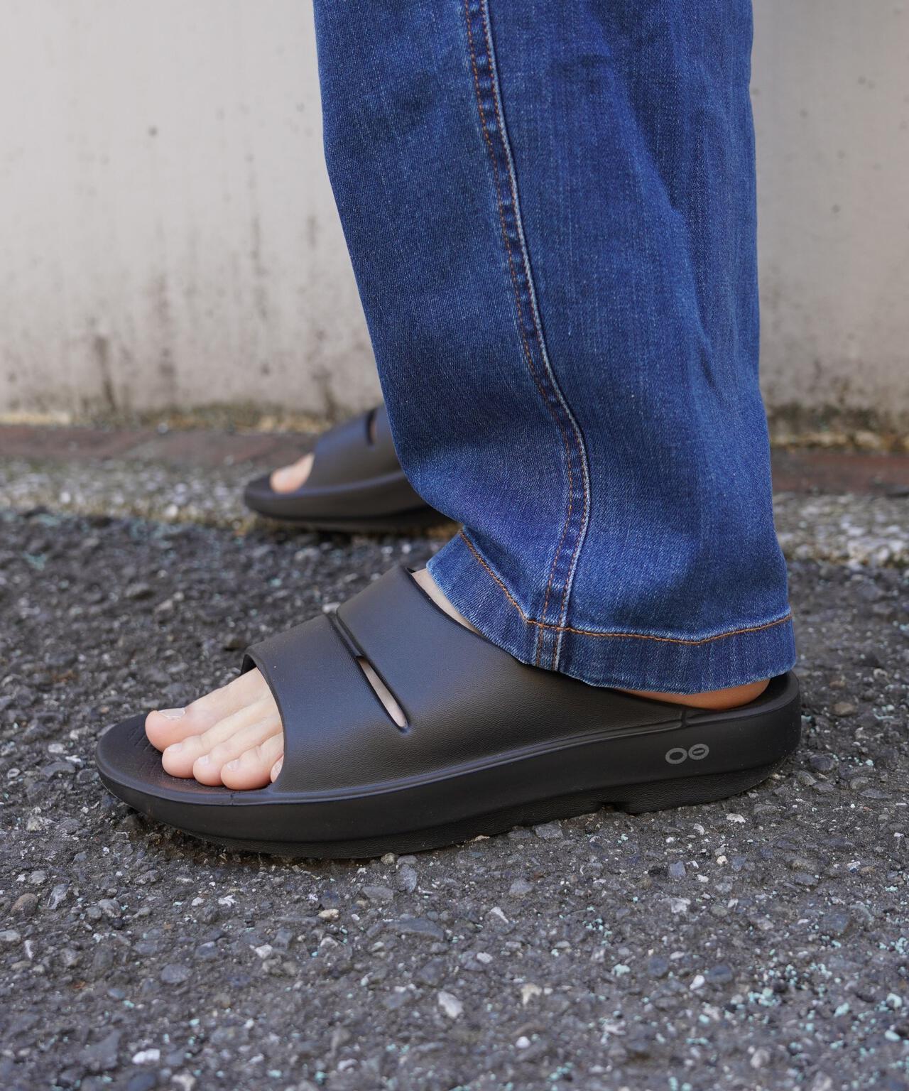 OOFOS/ウーフォス OOahh リカバリーサンダル