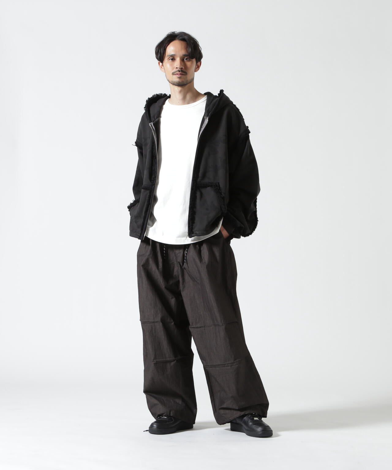 Height 178 Chest 92 Waist 76 hips 95 Shoes 27.0 着用サイズ:L