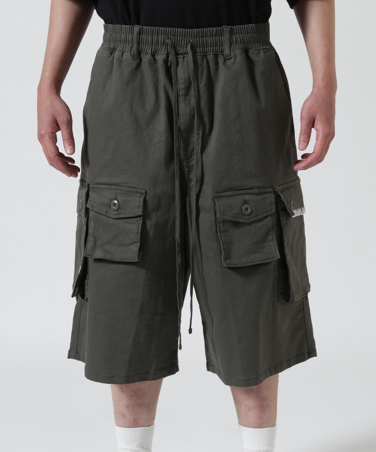 Height 178 Chest 92 Waist 76 hips 95 Shoes 27.0 着用サイズ:L