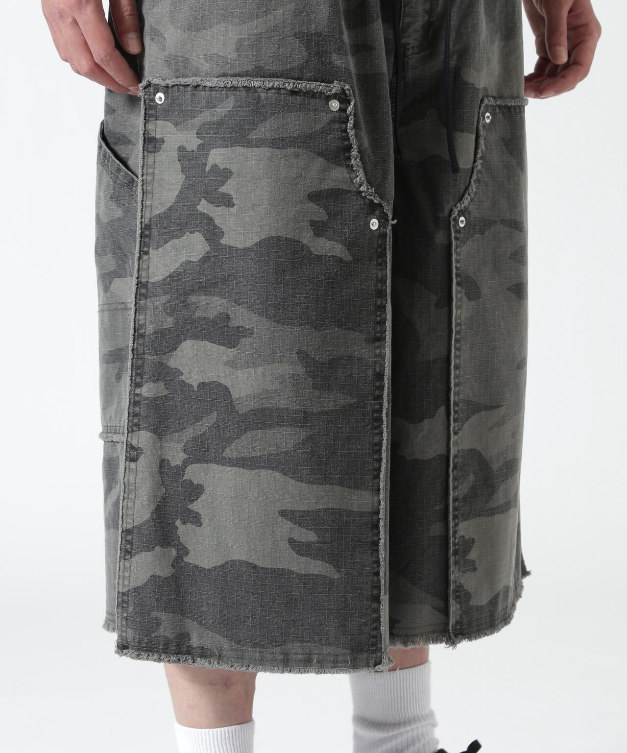 Height 178 Chest 92 Waist 76 hips 95 Shoes 27.0 着用サイズ:L