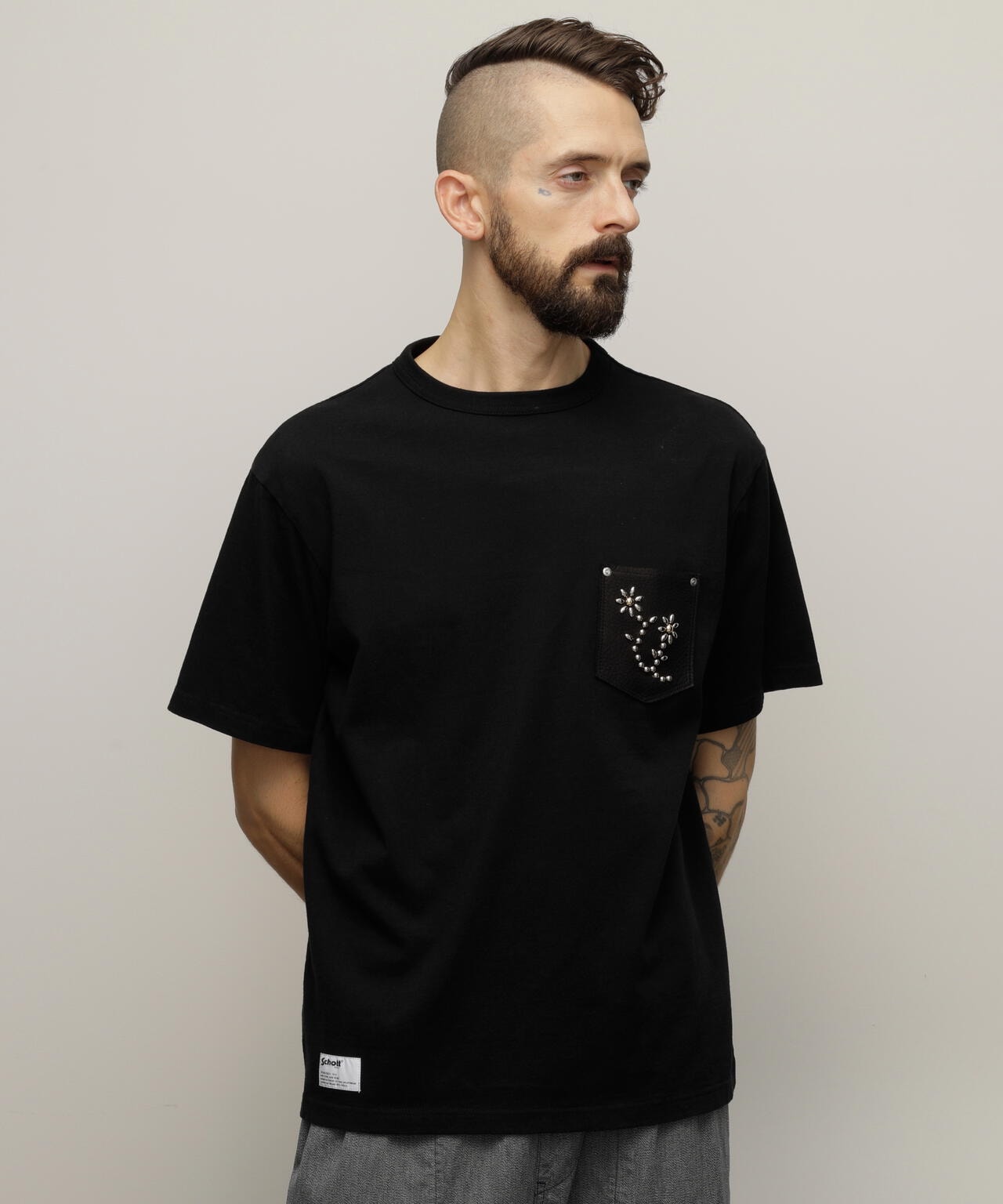 T-SHIRT FLOWER STUDDEDLEATHER PKT/フラワースタッズ レザーポケット Tシャツ