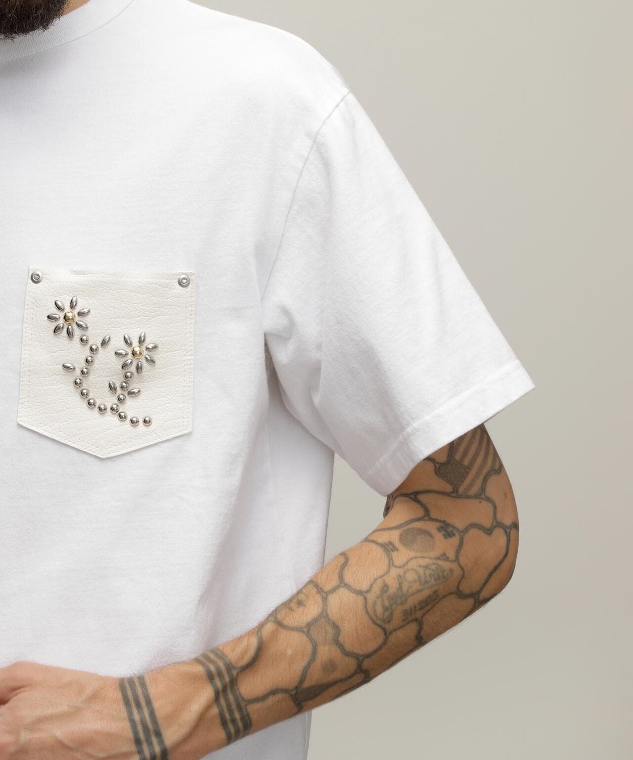 T-SHIRT FLOWER STUDDEDLEATHER PKT/フラワースタッズ レザーポケット Tシャツ
