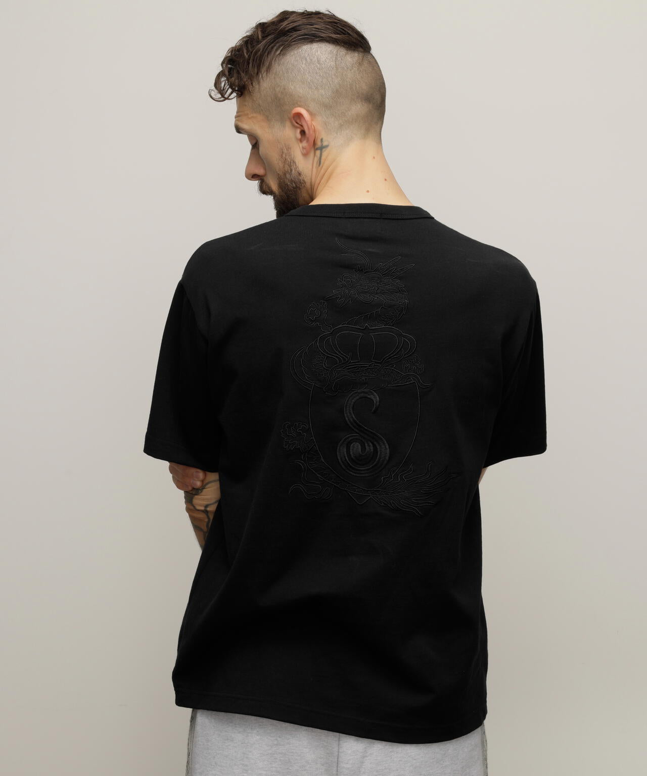 HENLEY TーSHIRT "CREST DRAGON EMB"/刺繍ヘンリーTシャツ "クレスト ドラゴン"