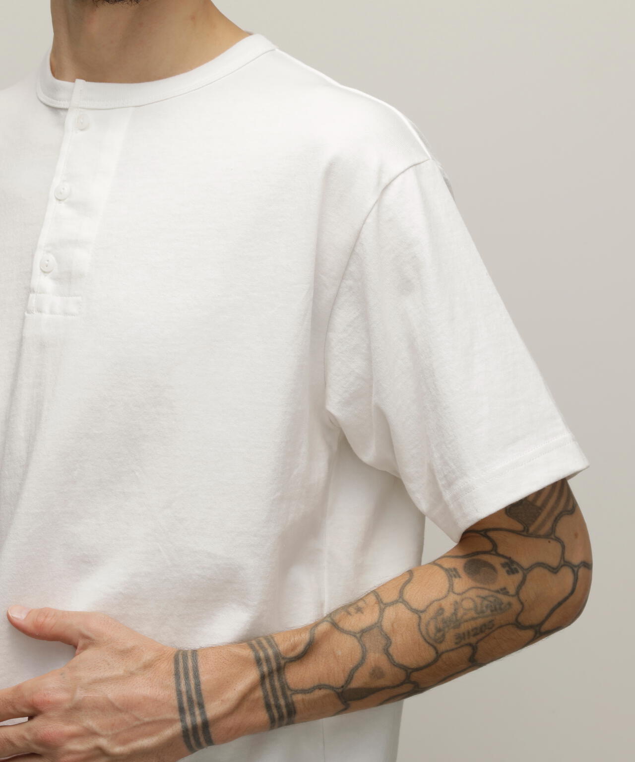 HENLEY TーSHIRT "CREST DRAGON EMB"/刺繍ヘンリーTシャツ "クレスト ドラゴン"