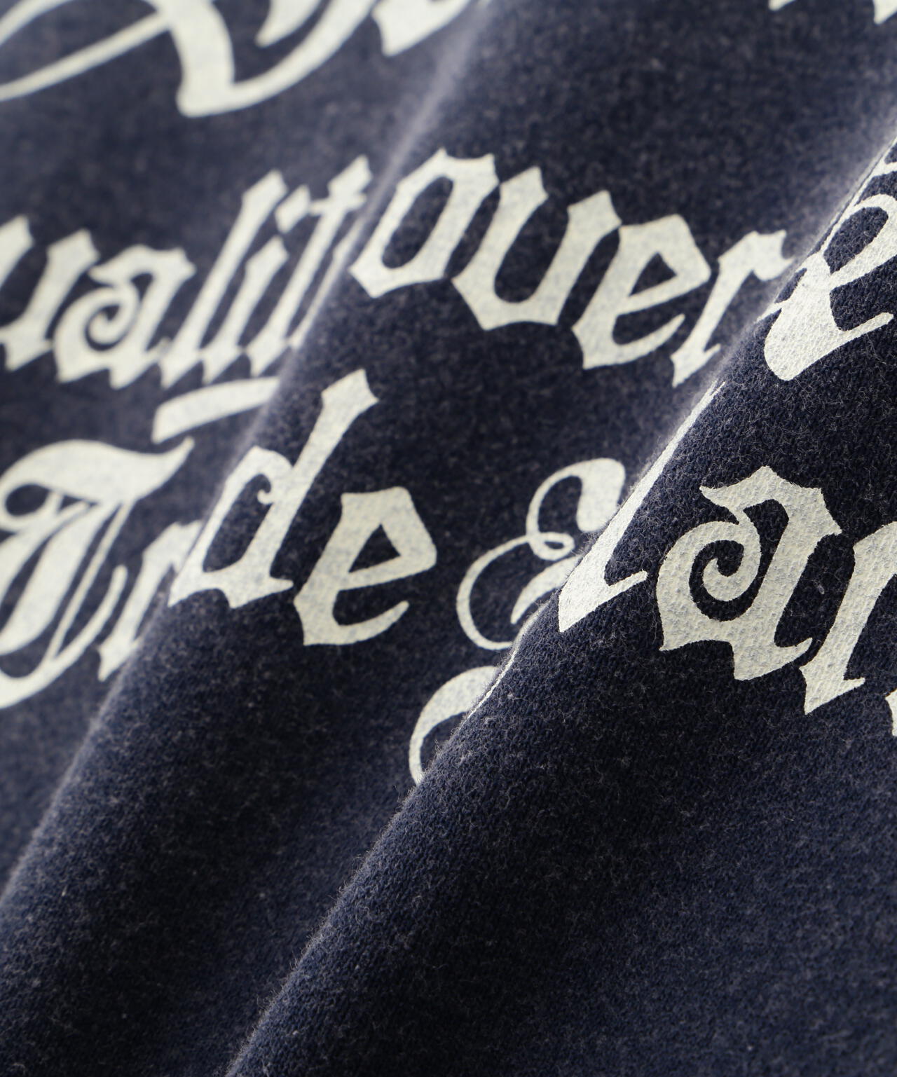 QUALITY OVER QUANTITY CREW SWEAT/クオリティ オーバー クアンティティ クルースウェット