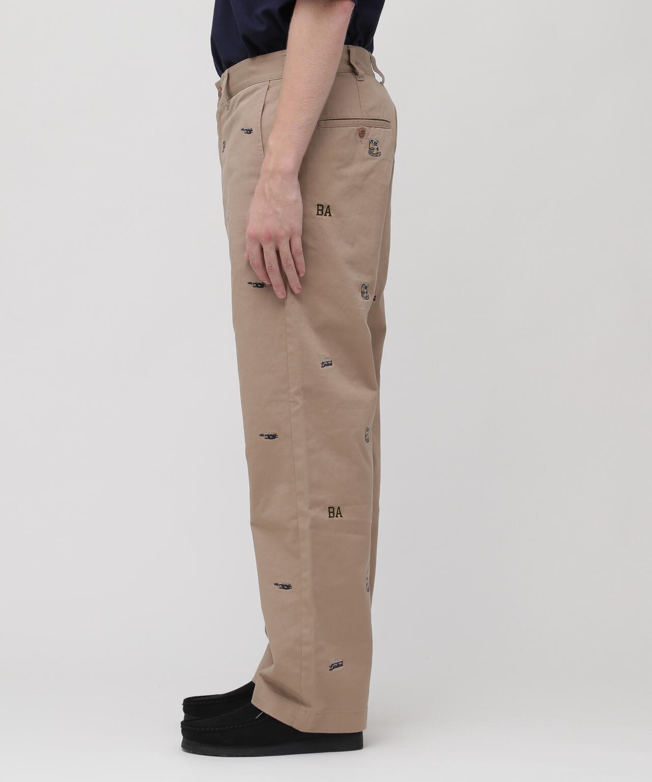 POINT EMBROIDERY CHINO PANTS / ポイント エンブロイダリー チノパンツ