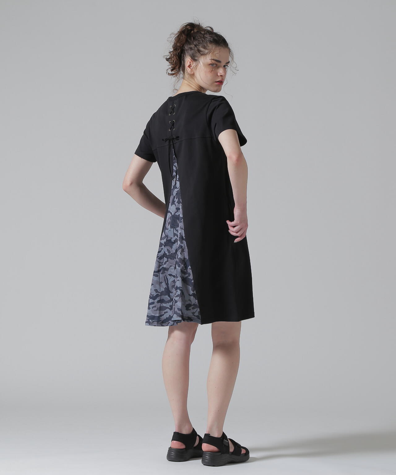 BACK FLARE SATIN CAMO COMBI ONE PIECE/バックフレアーサテンカモコンビワンピース