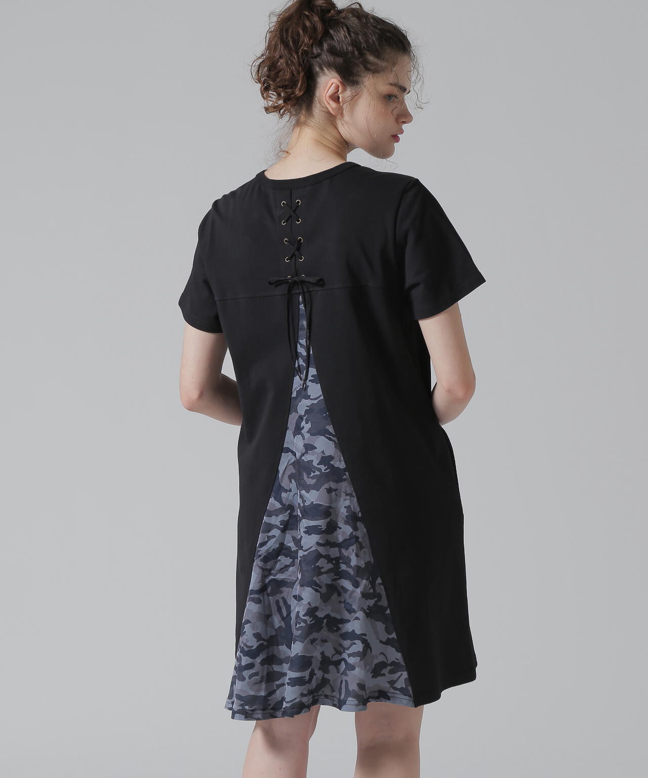 BACK FLARE SATIN CAMO COMBI ONE PIECE/バックフレアーサテンカモコンビワンピース