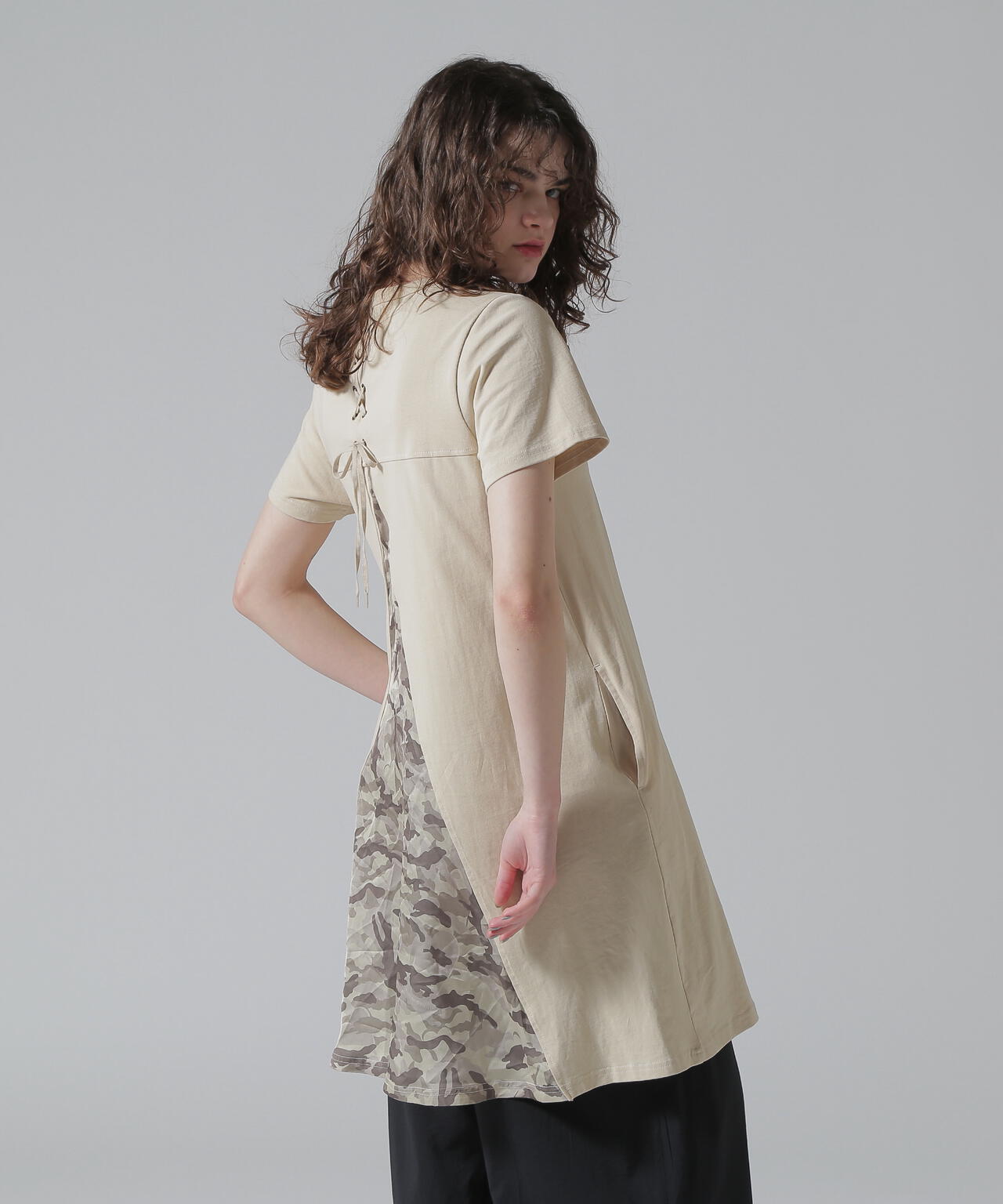 BACK FLARE SATIN CAMO COMBI ONE PIECE/バックフレアーサテンカモコンビワンピース