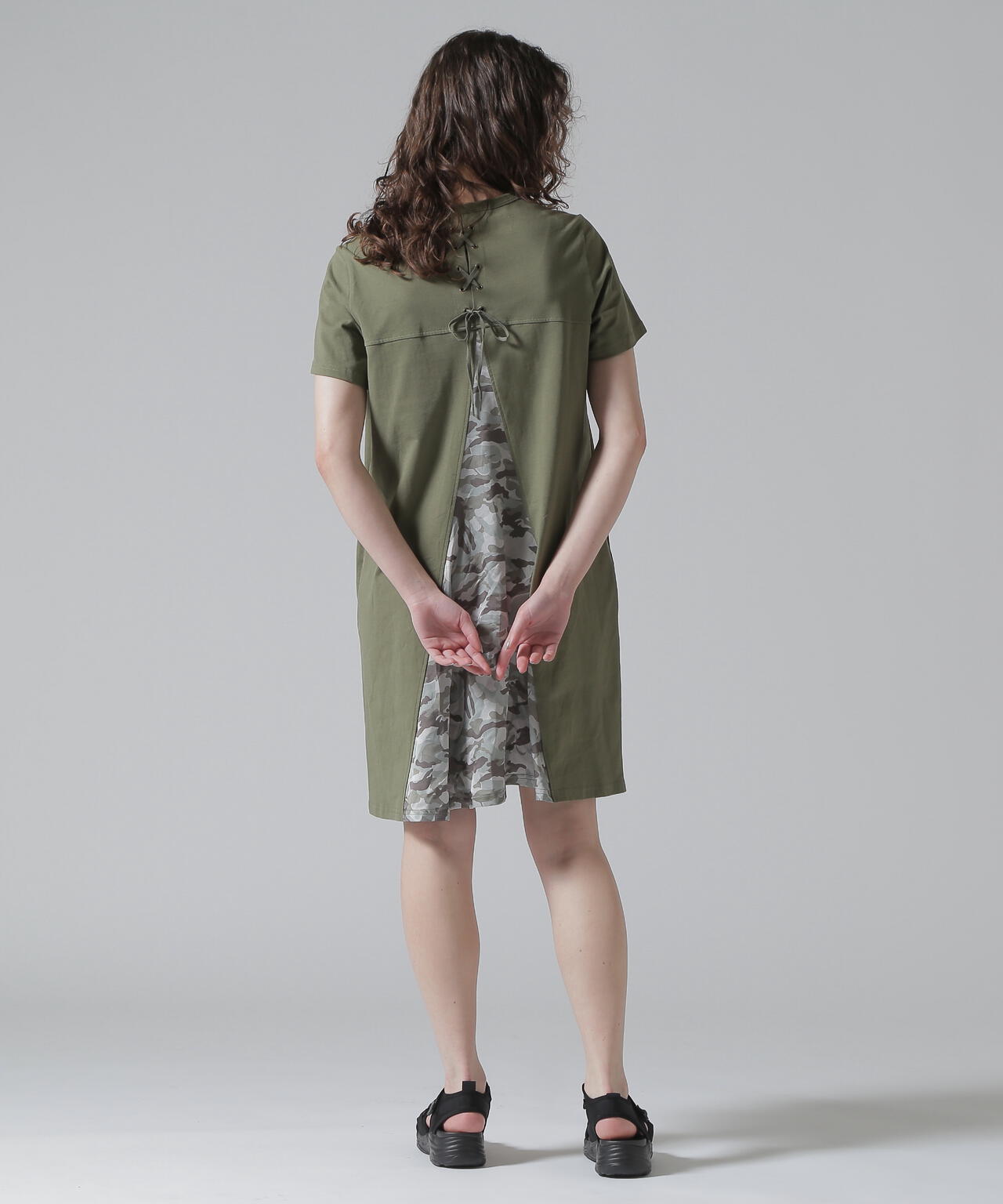 BACK FLARE SATIN CAMO COMBI ONE PIECE/バックフレアーサテンカモコンビワンピース