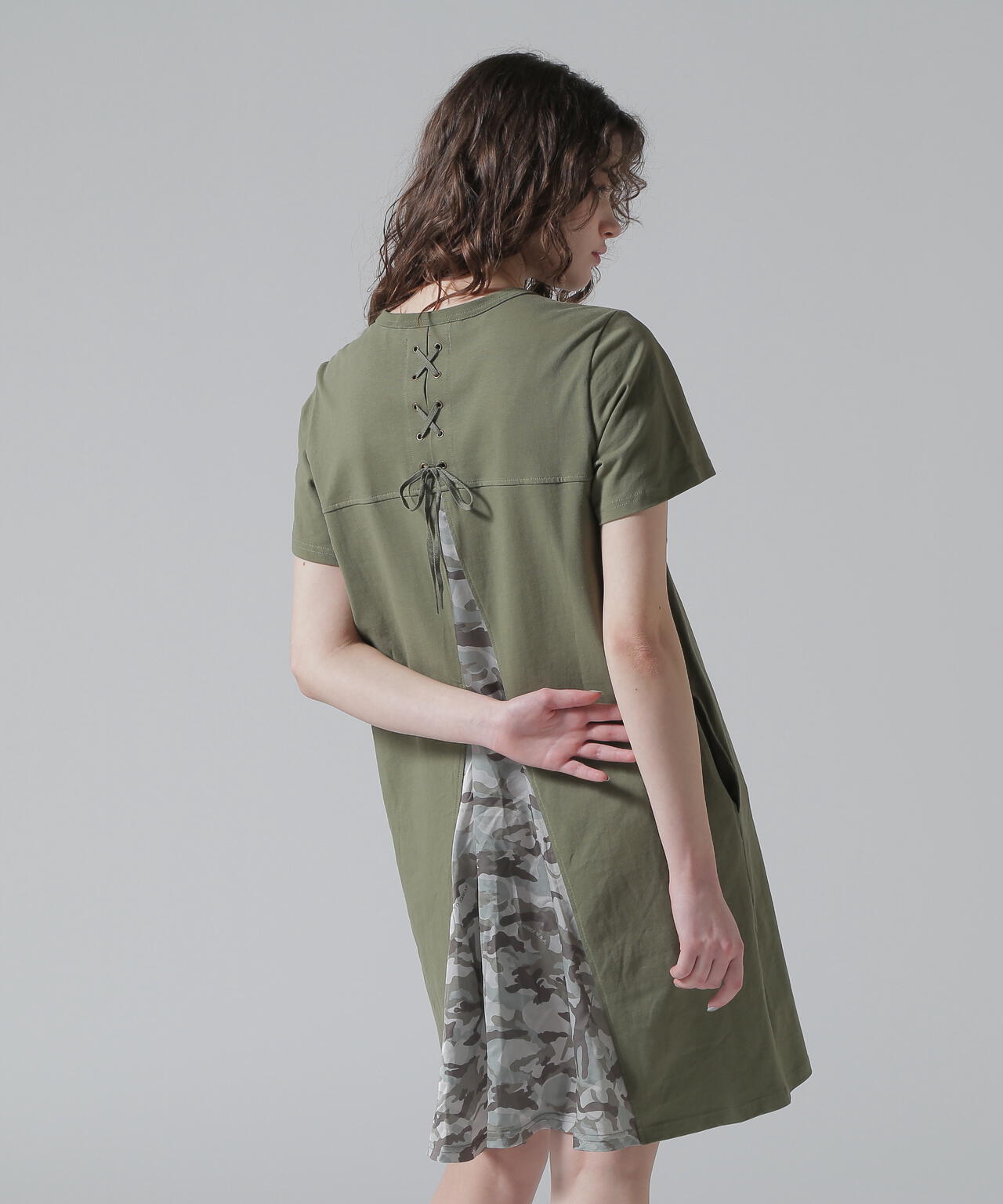 BACK FLARE SATIN CAMO COMBI ONE PIECE/バックフレアーサテンカモコンビワンピース