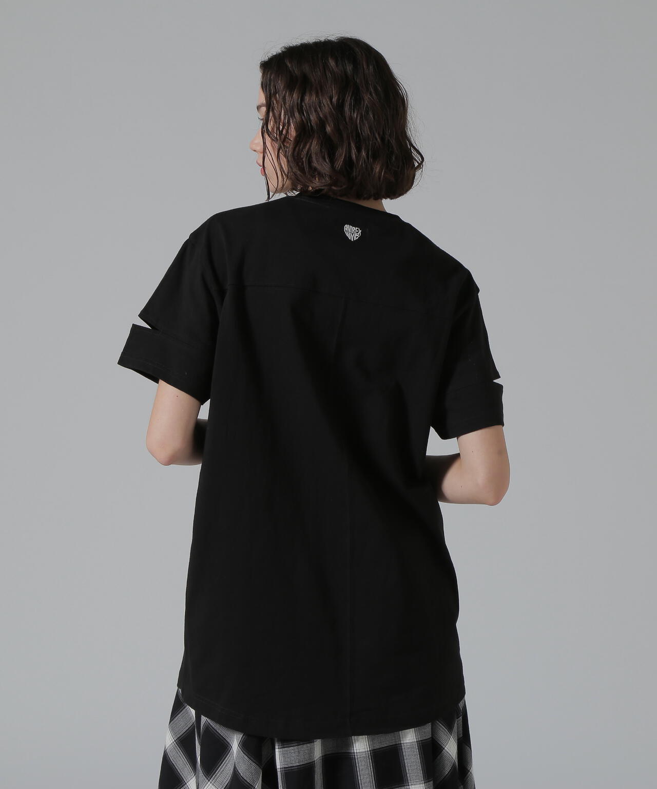 CUFFS OPEN LOGO TAPE EMBROIDERED ONEPIECE/カフスオープンロゴテープ刺繍ワンピース